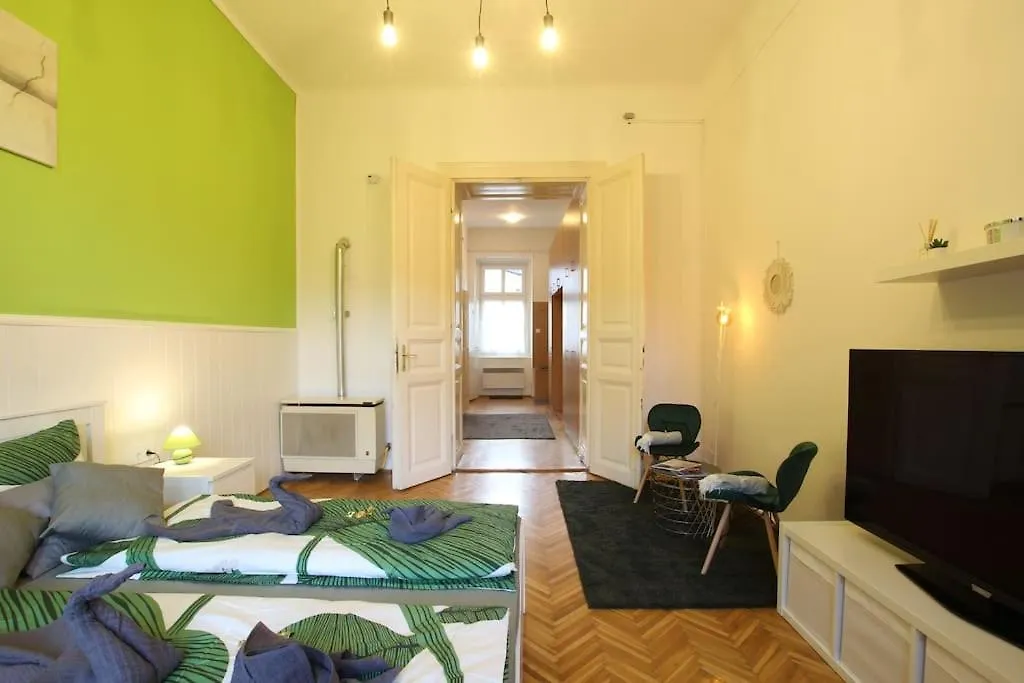 Live Like A Local In An Old Historic House Apartamento Budapeste Hungria