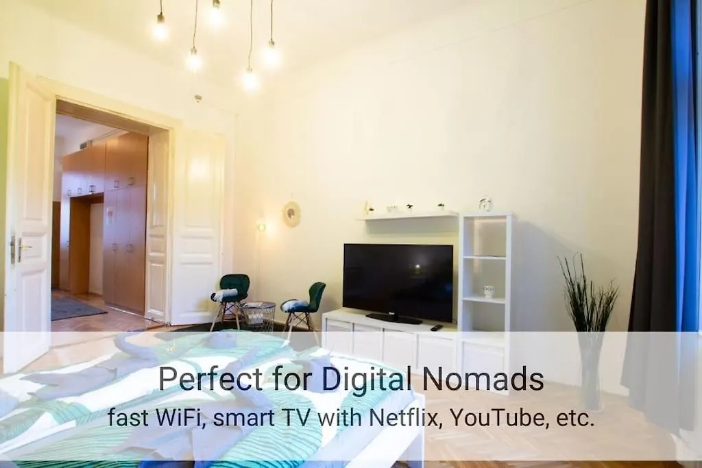 Live Like A Local In An Old Historic House Apartamento Budapeste